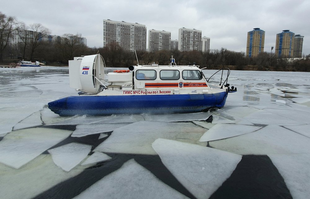 Двоих мужчин спасли на разных участках Москвы-реки за день