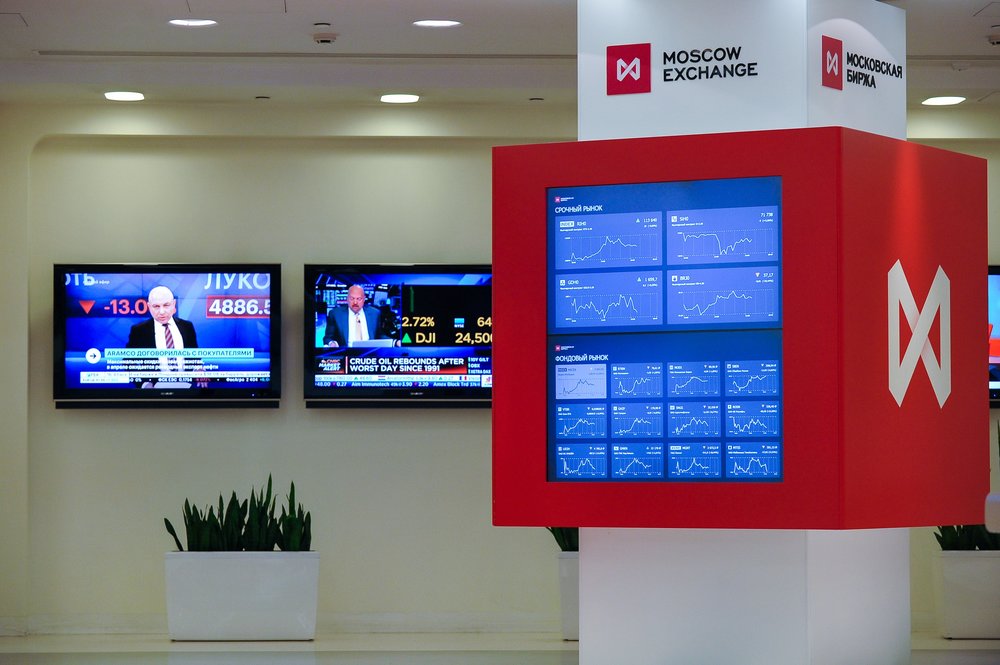 Курсы евро и доллара выросли на Мосбирже