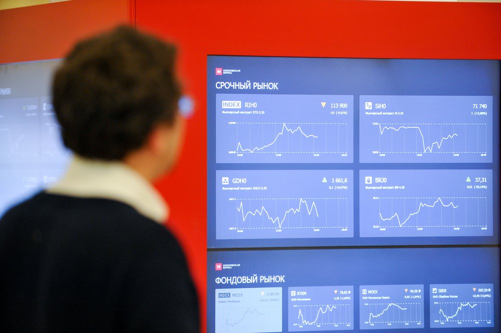 Курсы доллара и евро снизились на Мосбирже