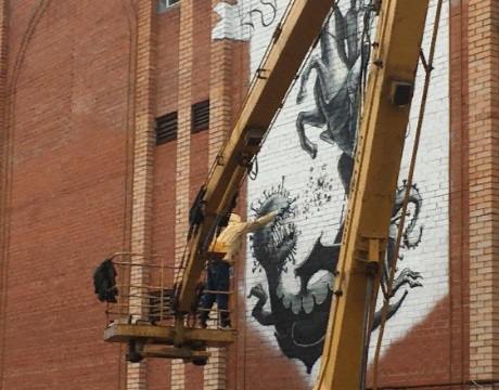 Художник из Подмосковья посвятил граффити борющимся с COVID-19 врачам