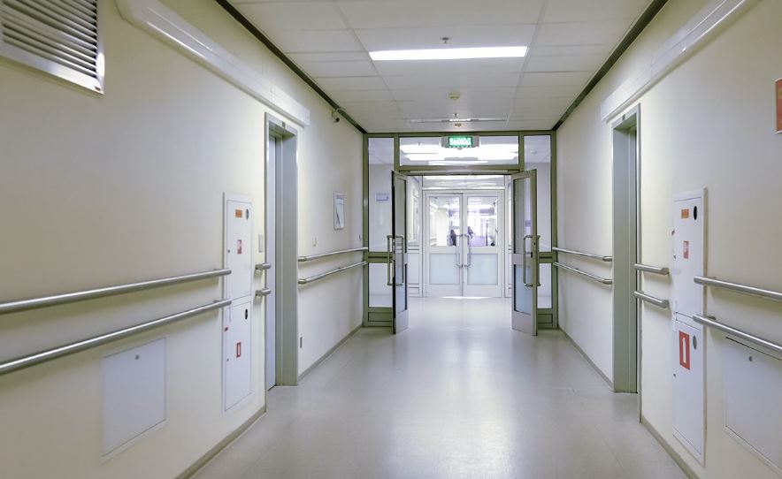 Голландская эротическая модель бросила работу ради помощи больным коронавирусом