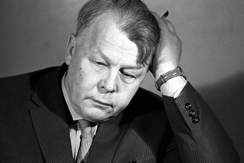 Александр Твардовский работал над поэмой в начале 40-х, тогда вчерне была написала знаменитая «Переправа»