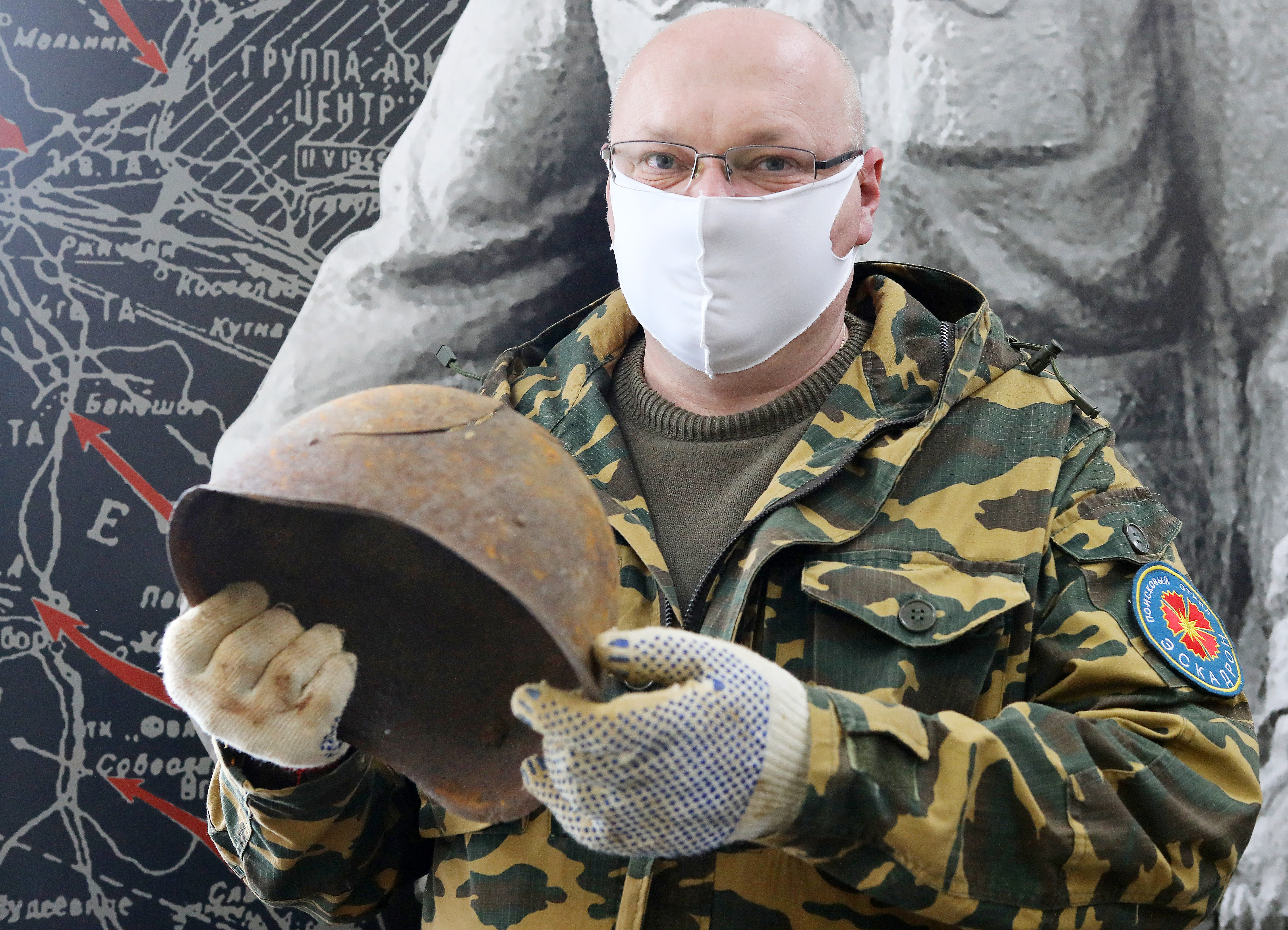 Руководитель поисковых отрядов Александр Хмель вносит в базу данных информацию об одном из экспонатов, который передадут на выставку «Дорога памяти», — это солдатская каска времен Великой Отечественной войны