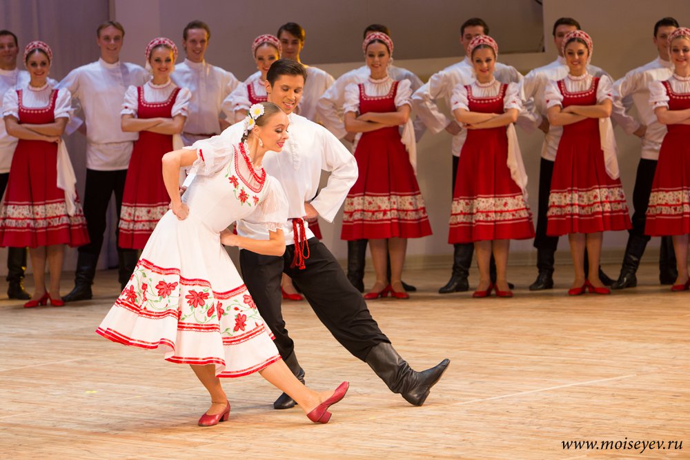 Для артиста нет сложных времен. Моисеевцы показали праздничный концерт в честь Дня Победы