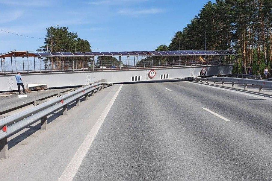 Движение восстановили на трассе под Тюменью после обрушения пешеходного моста