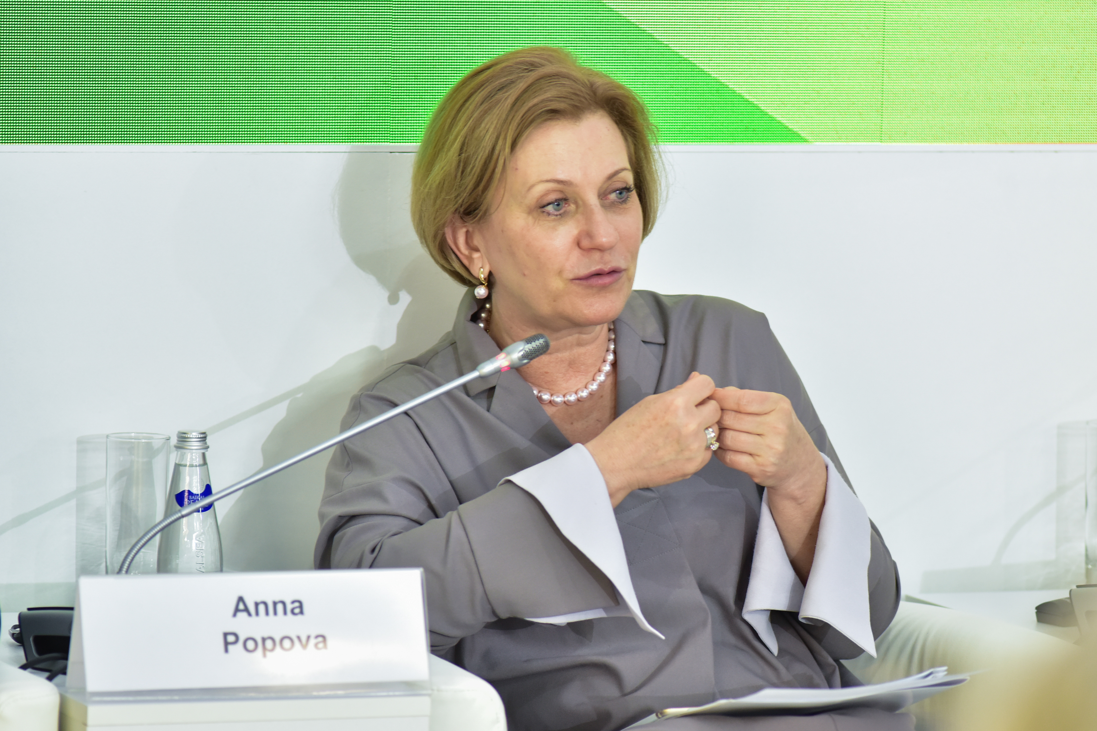 Попова посоветовала не устраивать больших застолий в новогодние праздники