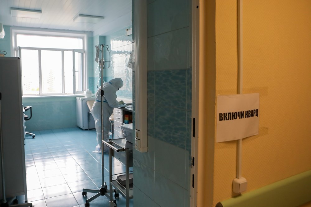 Еще 94 человека с COVID-19 скончались в России за минувшие сутки