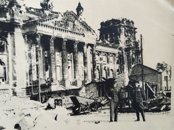 Май 1945 года, Берлин, поверженный Рейхстаг. Советские солдаты уже разгребают руины и вывозят их за пределы города. Первый офицер справа – зам. комбата гвардии майор Дмитрий Андреевич Балабан