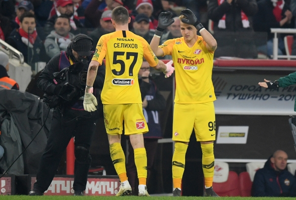 Александр Максименко выходит на замену вместо Александра Селихова