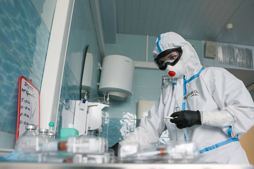 «Начнутся проблемы»: вирусолог оценил способ лечения COVID с помощью ультрафиолета
