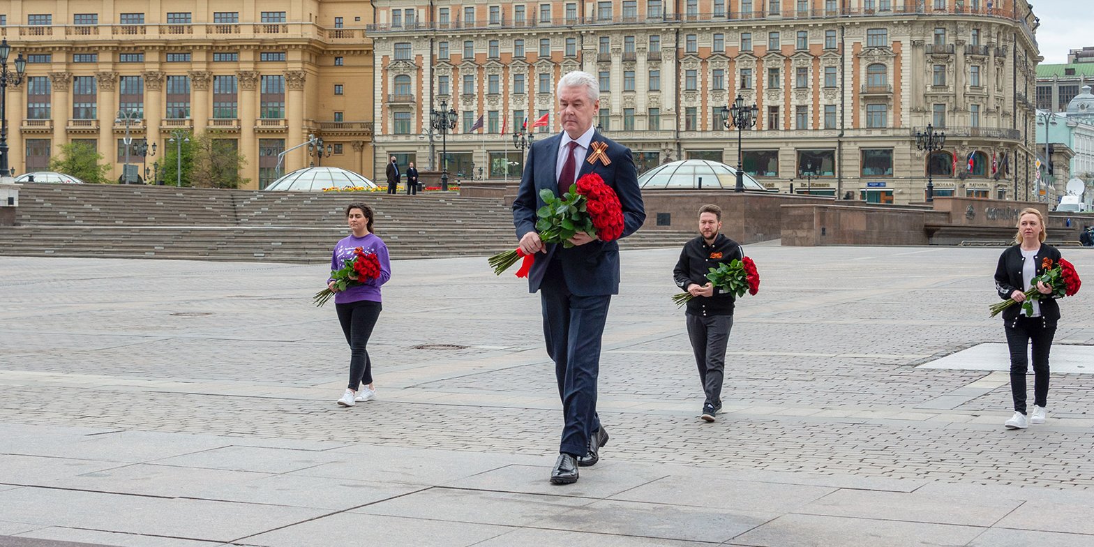 Сергей Собянин возложил цветы к памятнику маршалу Жукову, расположенному на Манежной площади