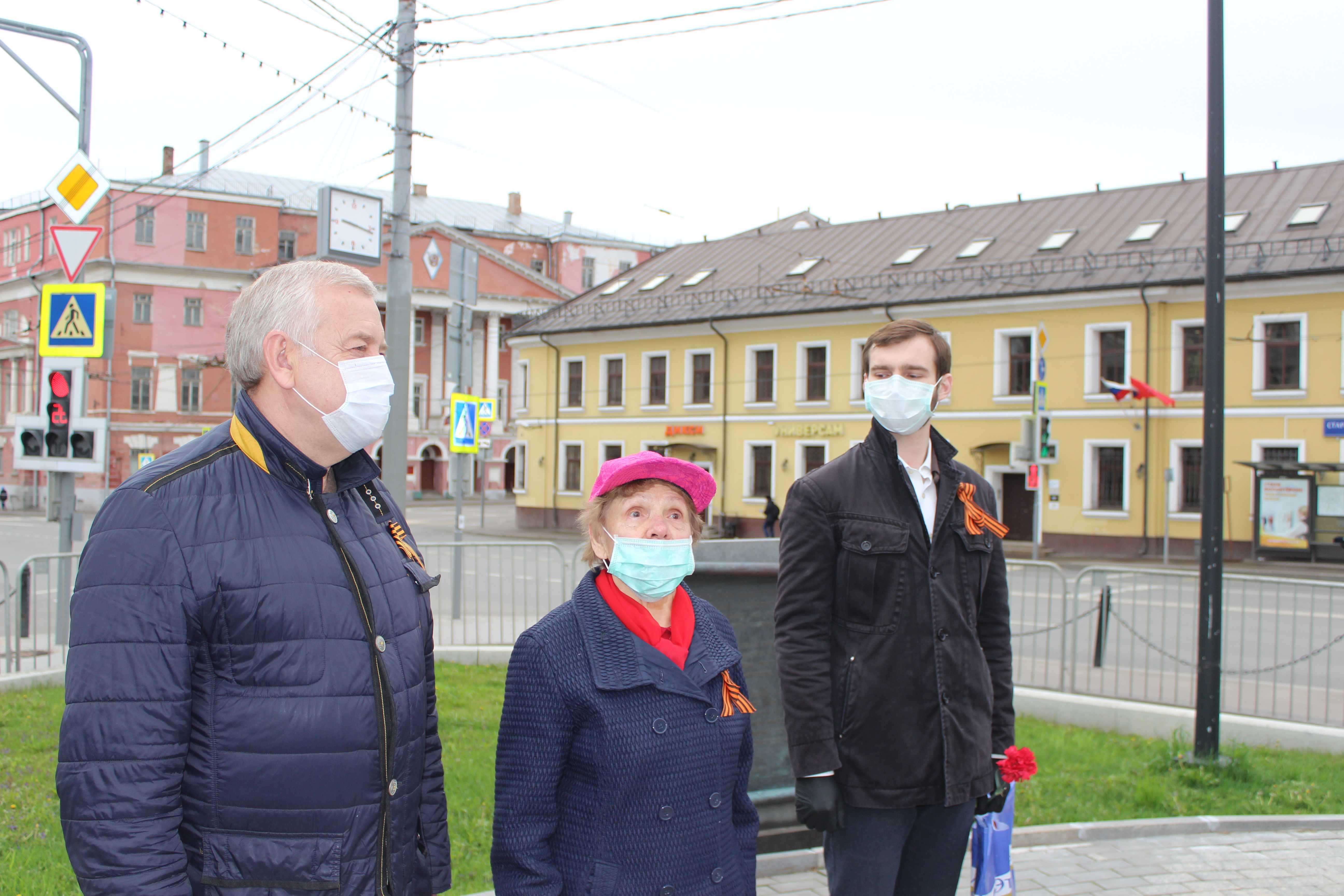 Цветы возложили к памятнику бойцам 7-й Бауманской дивизии народного ополчения
