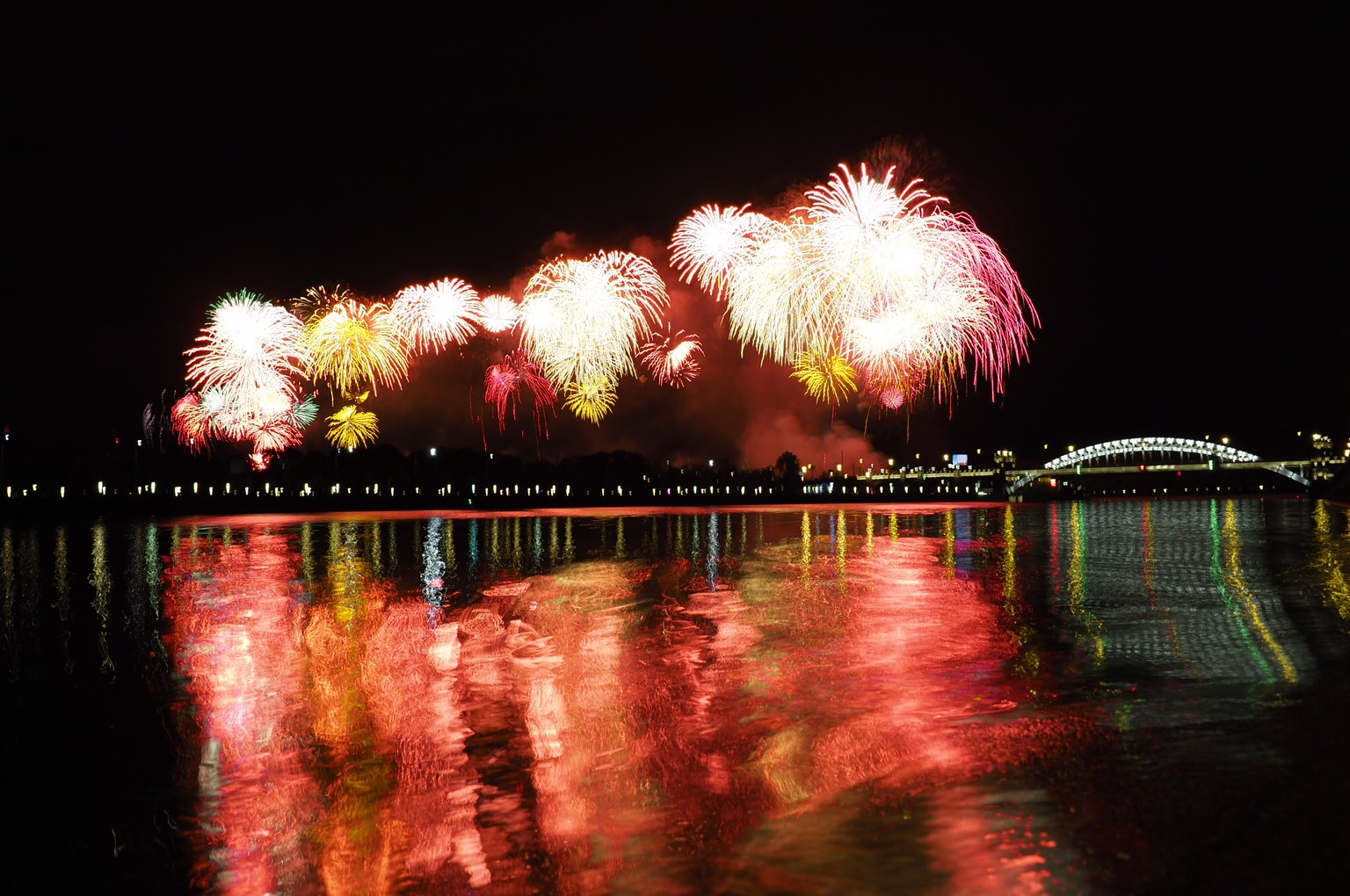Салют в честь Дня Победы начался в Москве