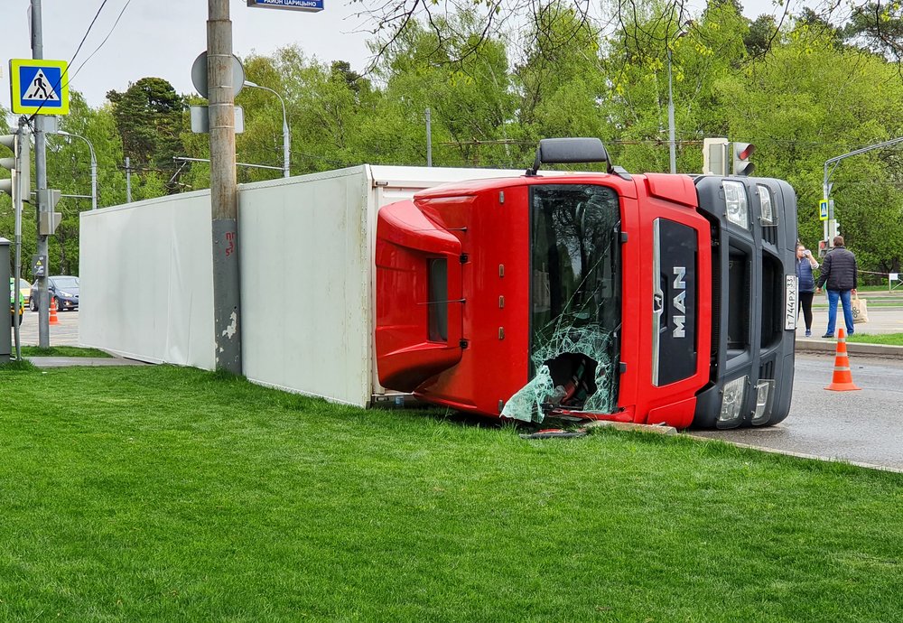 Движение в районе ДТП с перевернувшейся фурой не перекрывали