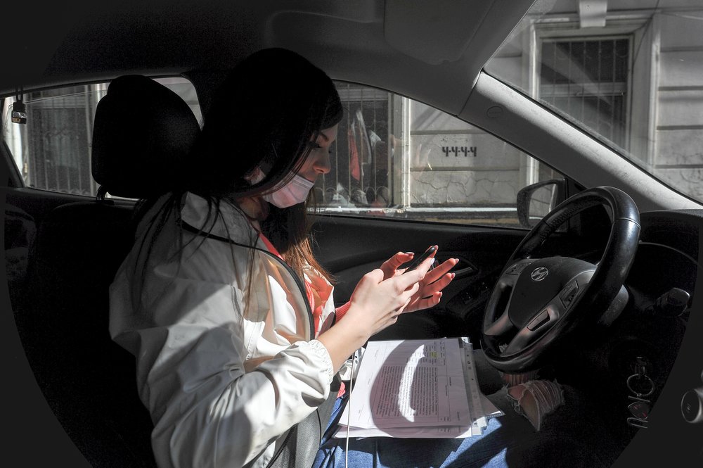 Увеличить штраф за пользование телефоном за рулем предложили в России