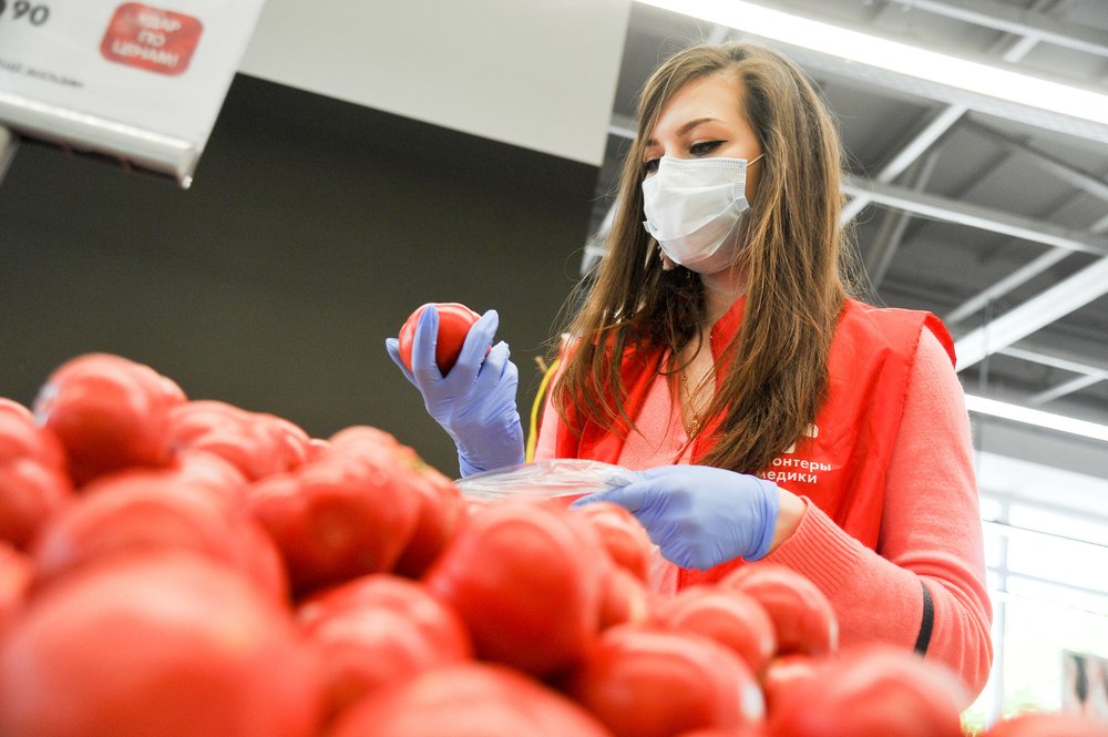 Врач объяснил, как маска и перчатки защищают от коронавируса