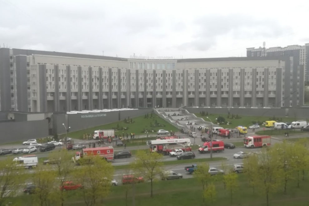 Несколько человек погибли при пожаре в больнице для лечения COVID-19 в Петербурге