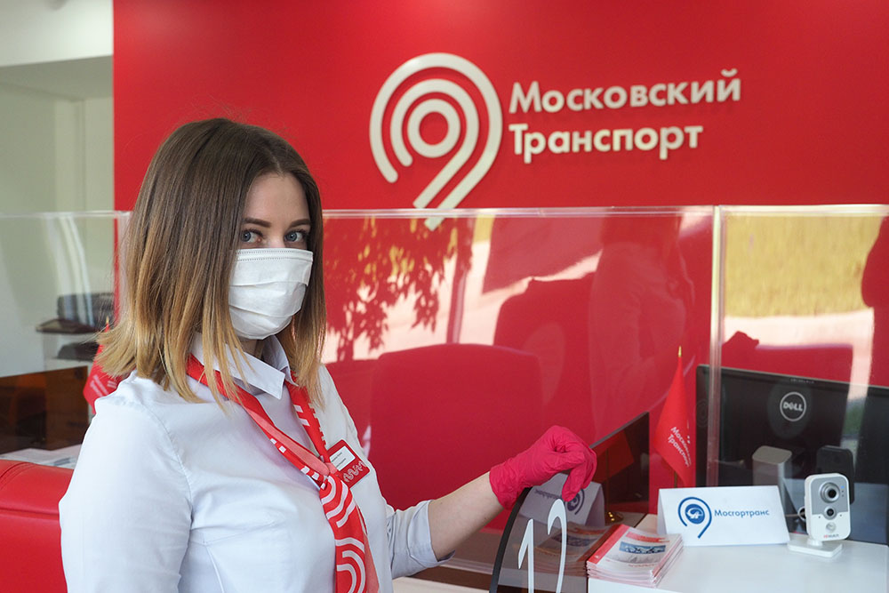 Специалист сервисного центра «Московский транспорт» Ирина Игнашкина ждет новых посетителей. Сейчас в центре работают 16 сотрудников, готовых проконсультировать клиентов и помочь им оформить необходимые документы