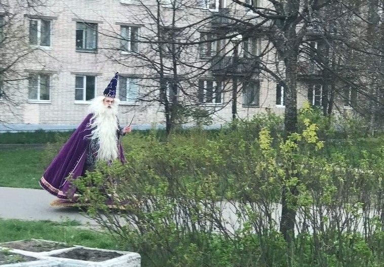 Мужчина в костюме волшебника проехал на скейтборде по Петербургу