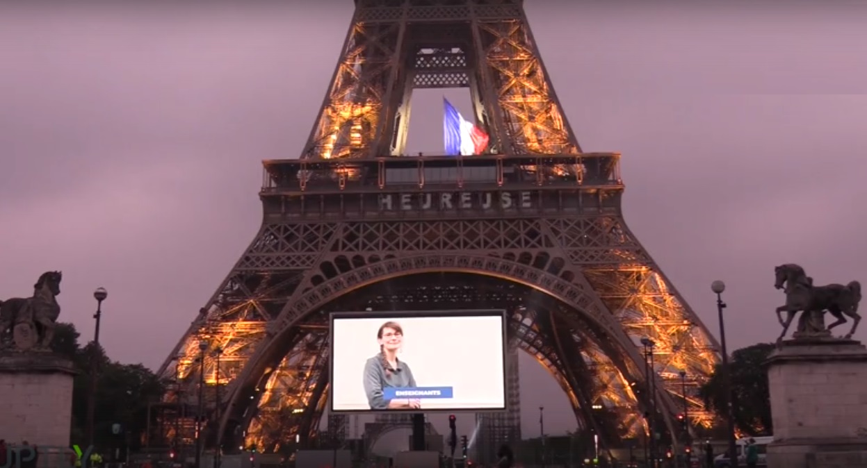 Портреты борющихся с коронавирусом врачей показали на Эйфелевой башне