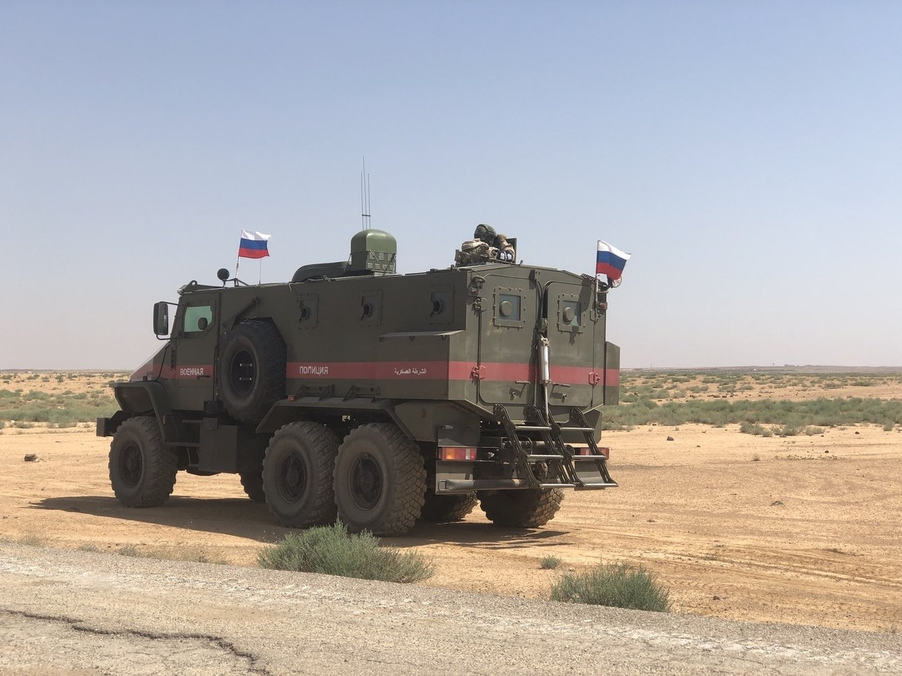 Трое российских военных пострадали при подрыве боевиками колонны в Сирии