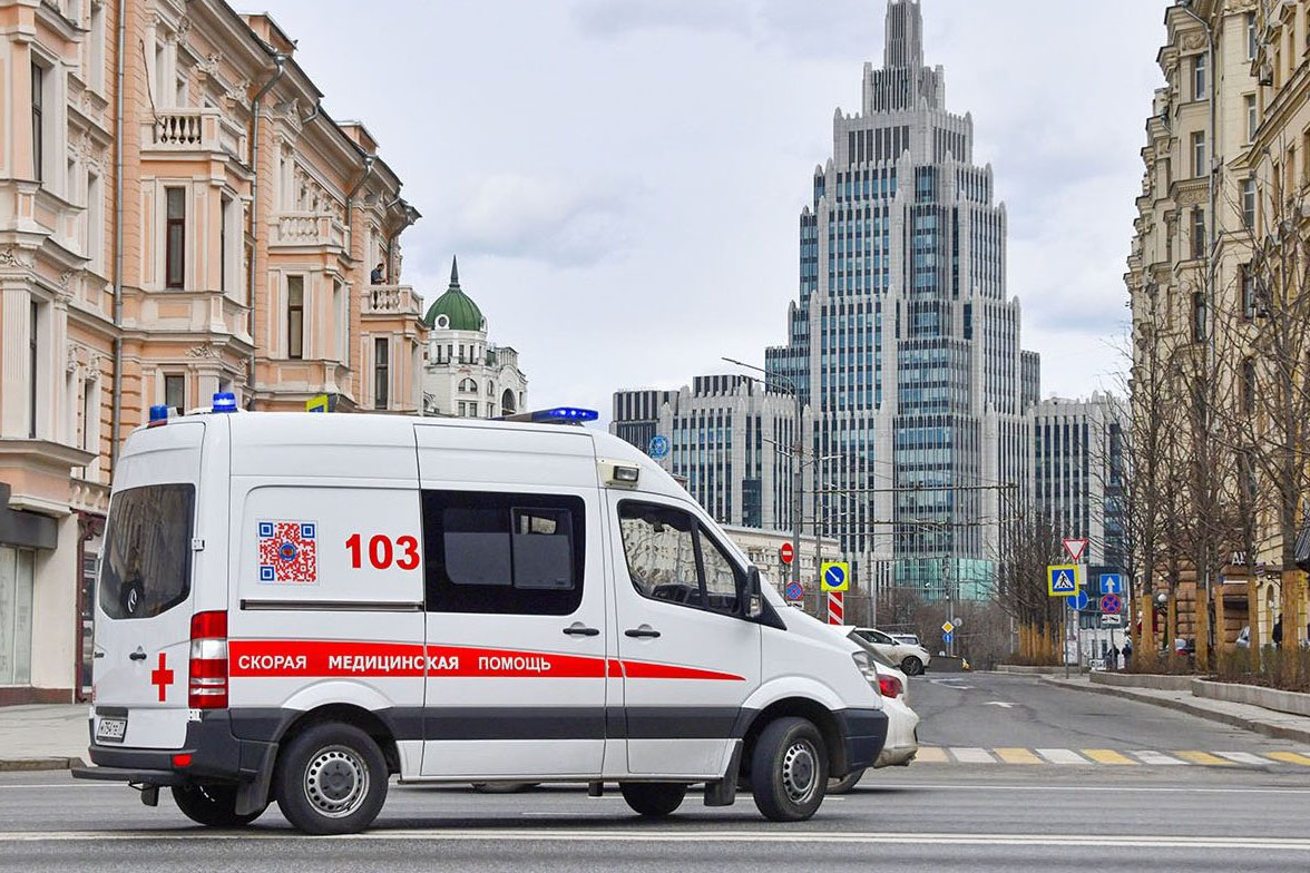 Спасатели в Москве вытащили мужчину из поврежденного при аварии автомобиля