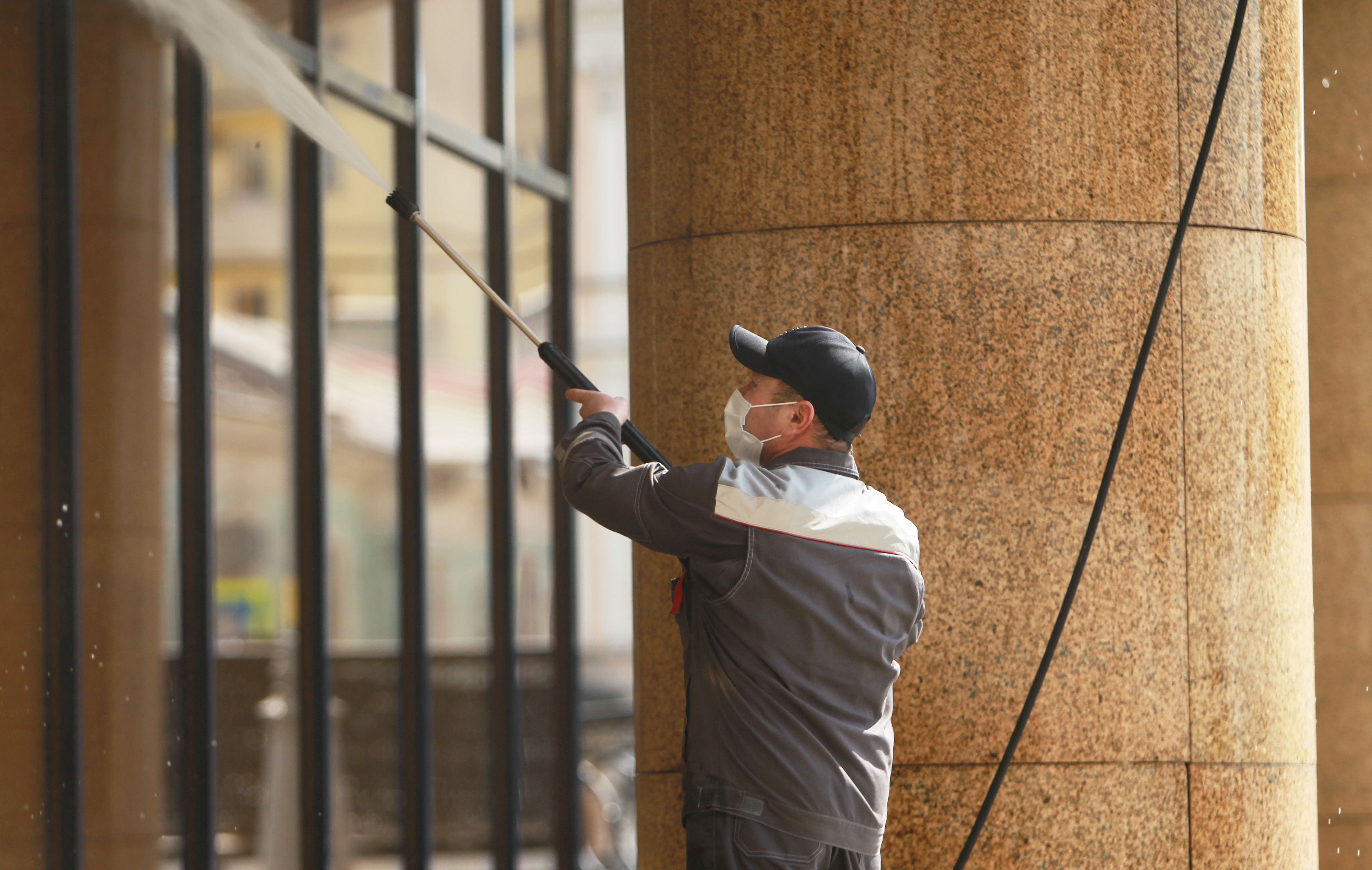 Масштабную дезинфекцию дорог и общественных пространств проведут в Москве 16 мая