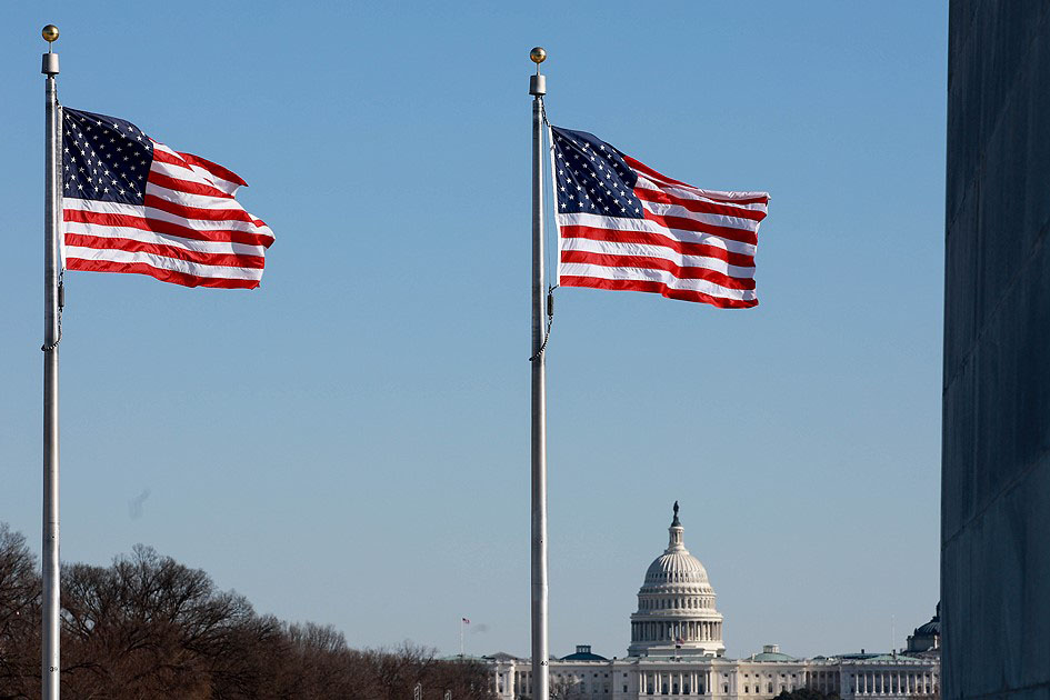 США на три дня приспустят флаги в память о жертвах коронавируса