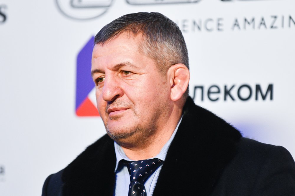 СМИ: Отца Хабиба Нурмагомедова подключили к аппарату ИВЛ