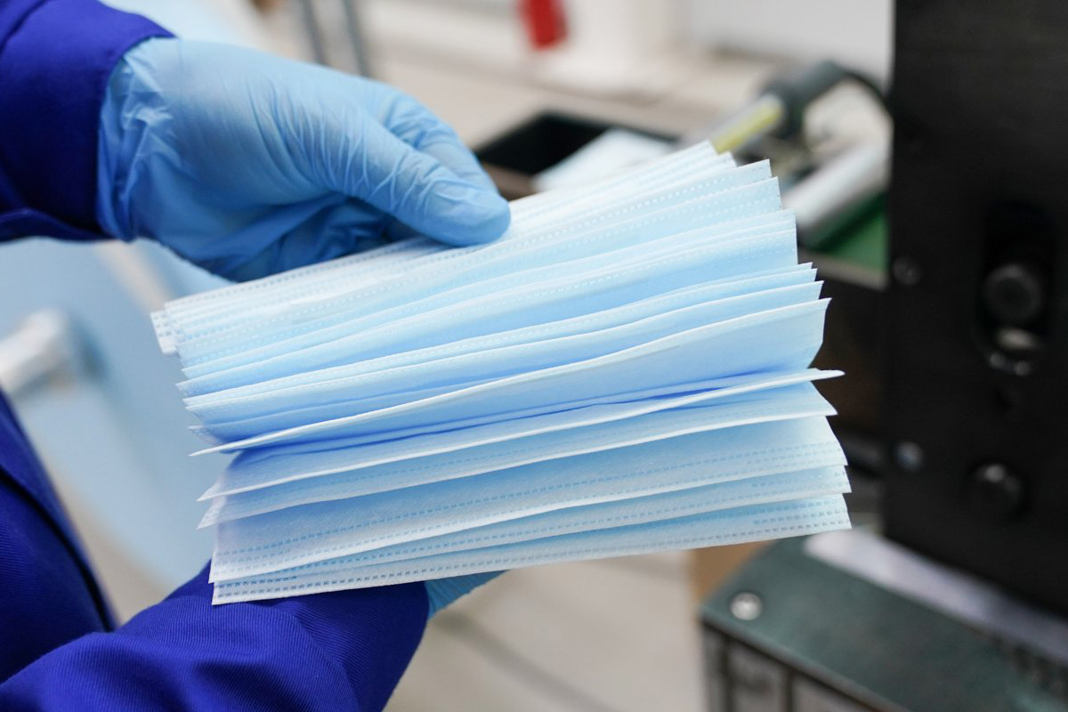 Аналитики сообщили о взрывном росте продаж масок и антисептиков в России