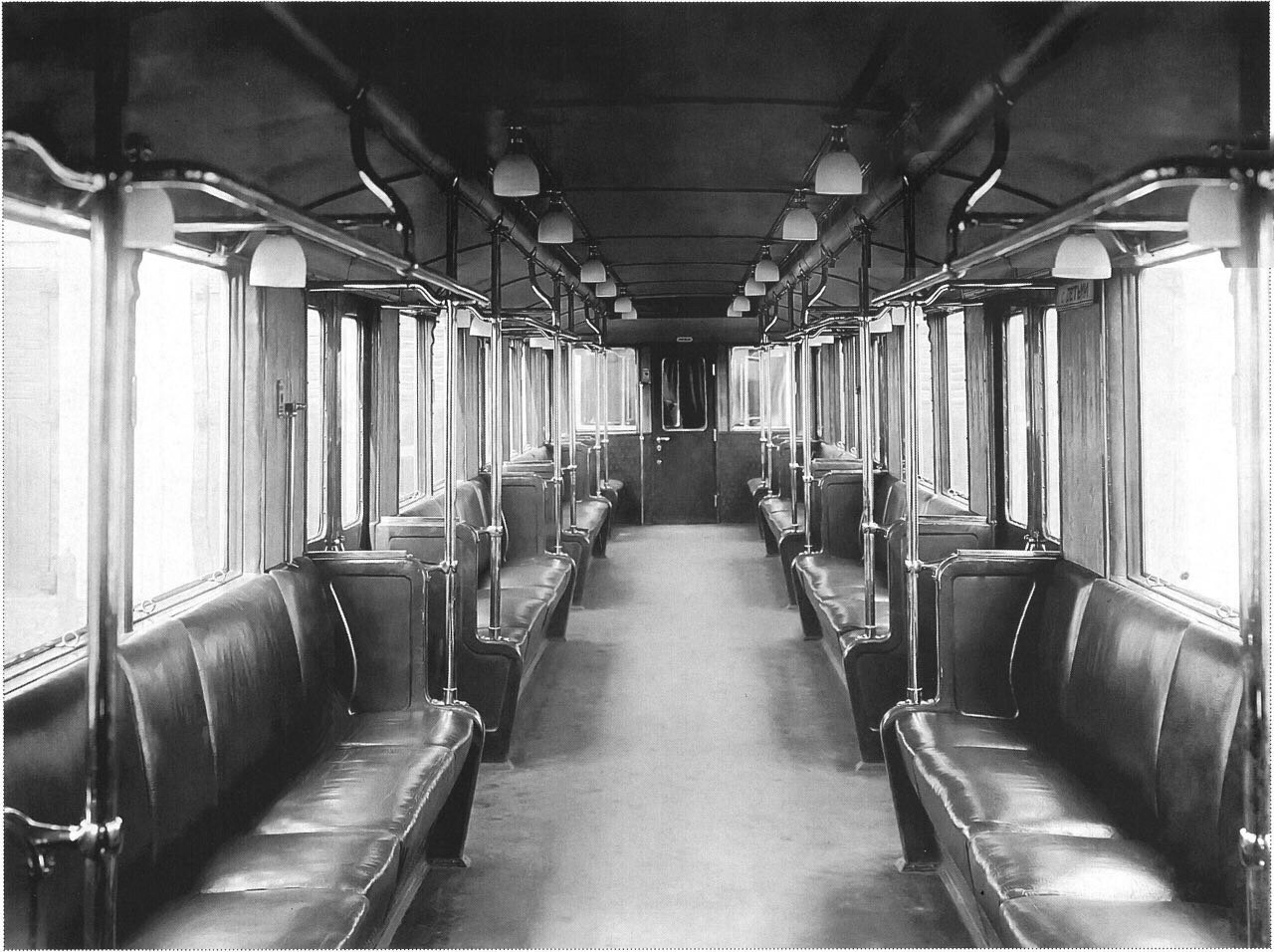 Дептранс показал, как выглядел первый поезд московского метро