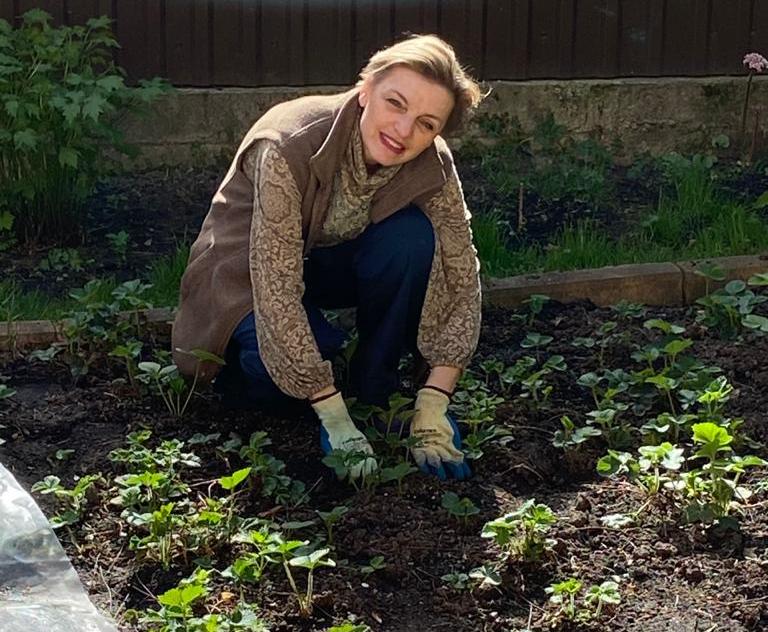 Участница «Московского долголетия» Елена Юдакова период самоизоляции проводит на даче