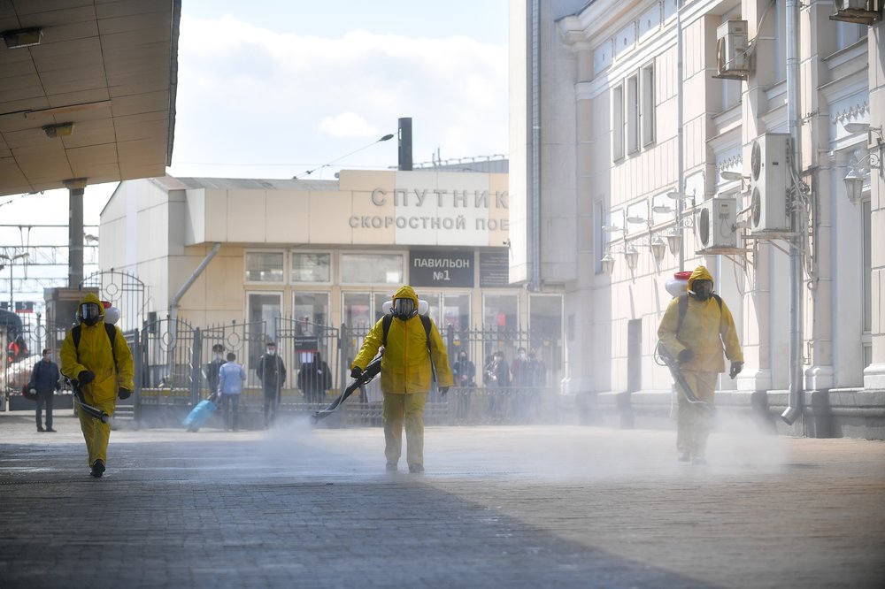 Сотрудники МЧС провели повторную дезинфекцию Курского вокзала в Москве