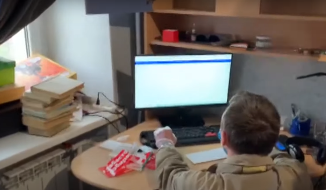 Опубликовано видео обыска у разместивших фото нацистов на сайте «Бессмертного полка»