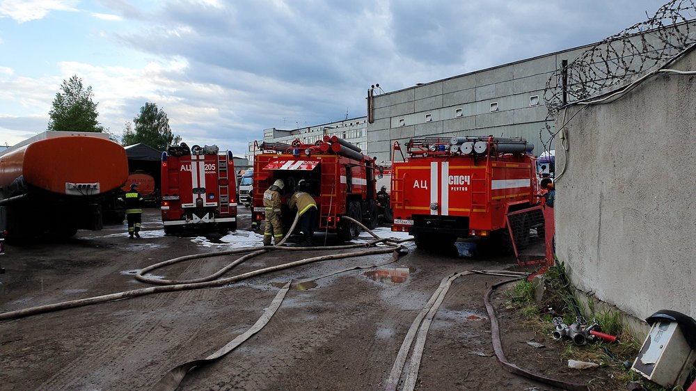 Пожарные ликвидировали возгорание в автосервисе в Новой Москве