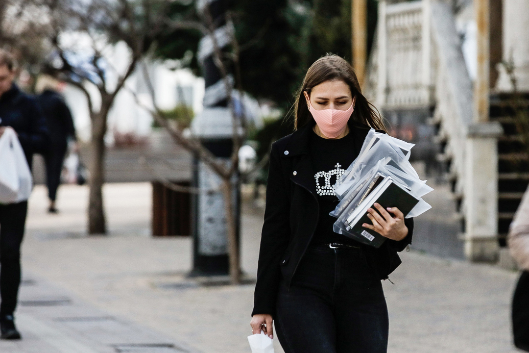 Психолог объяснил, почему тяжело распознать эмоции человека в маске