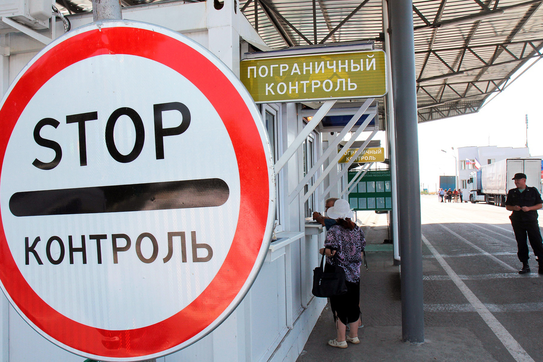 Трое кубинцев попытались уплыть на матрасах из России в Эстонию