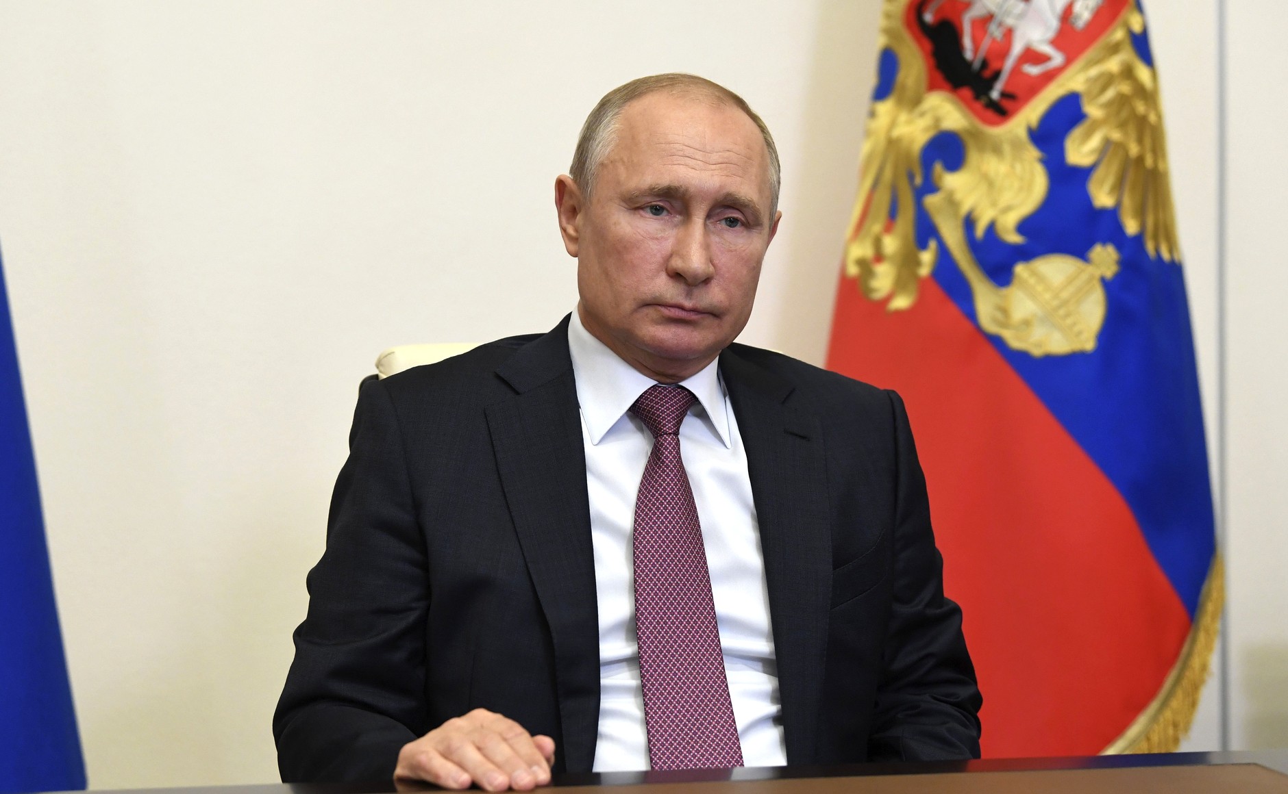 Путин поручил продлить выплату пособия по безработице на три месяца