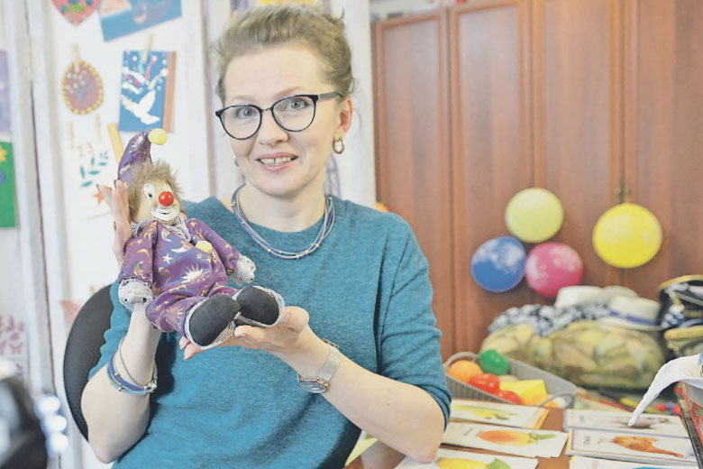 Онлайн-няня Юлия Латышева проводит дистанционные занятия с детьми вместе с клоуном Прошей — ее верным помощником. Пока малыши учат цвета и мастерят поделки, родители могут 