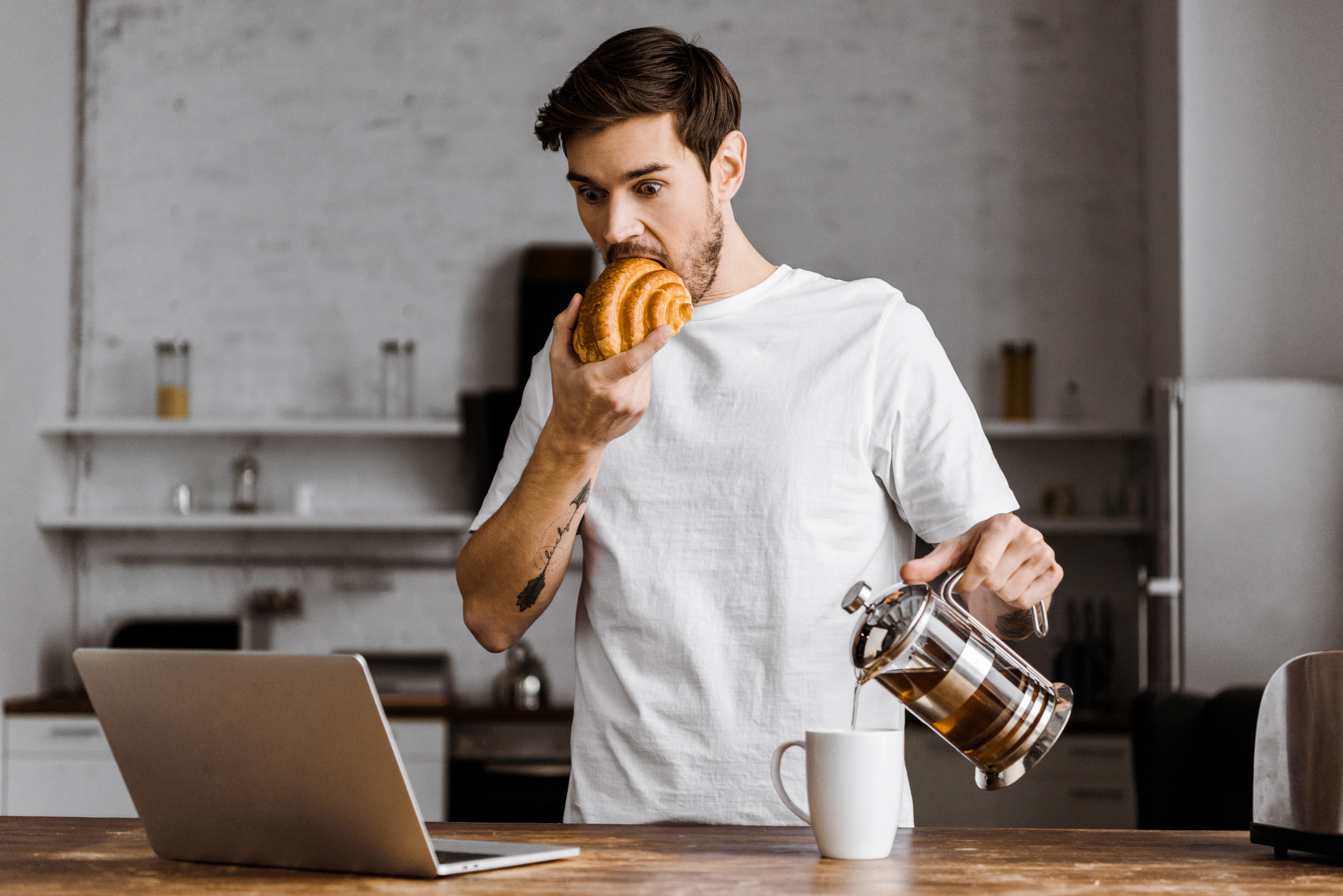 Психолог предупредил об опасности переедания во время просмотра футбола