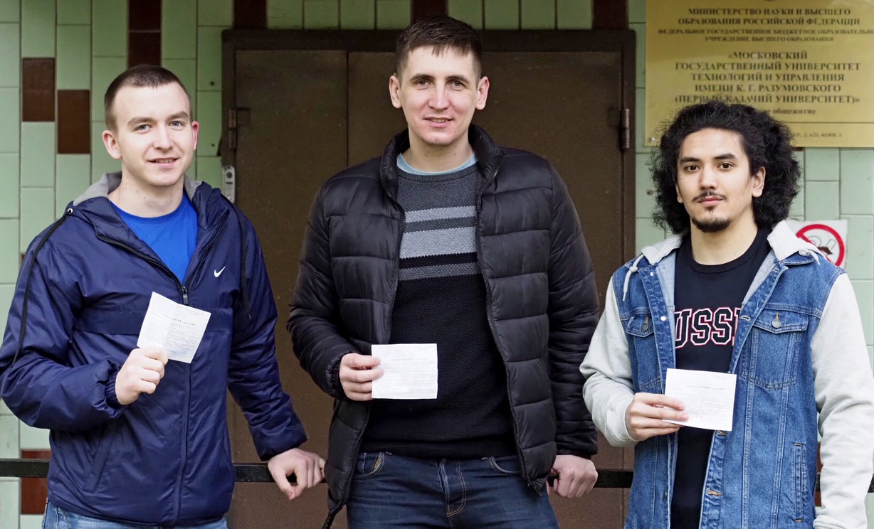 Студенты Алексей Гурьев (слева) и Алишер Шарапов (справа) и их преподаватель Александр Селиверстов после того как переболели коронавирусом, сдали кровь на плазму в больнице имени Кончаловского и получили подтверждающие справки