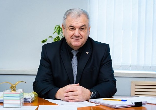 Ранее стало известно, что главу Охинского округа Сергея Гусева задержали по подозрению в браконьерстве в районе залива Байкал