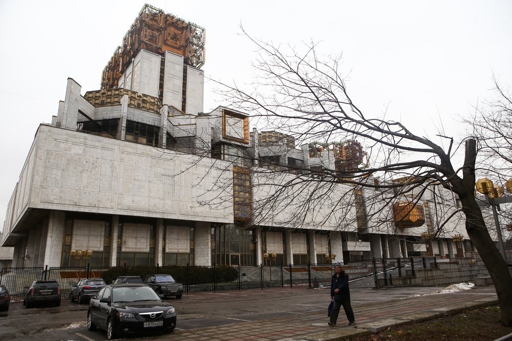 «Прошли незамеченными»: 25 руферов забрались на крышу здания РАН