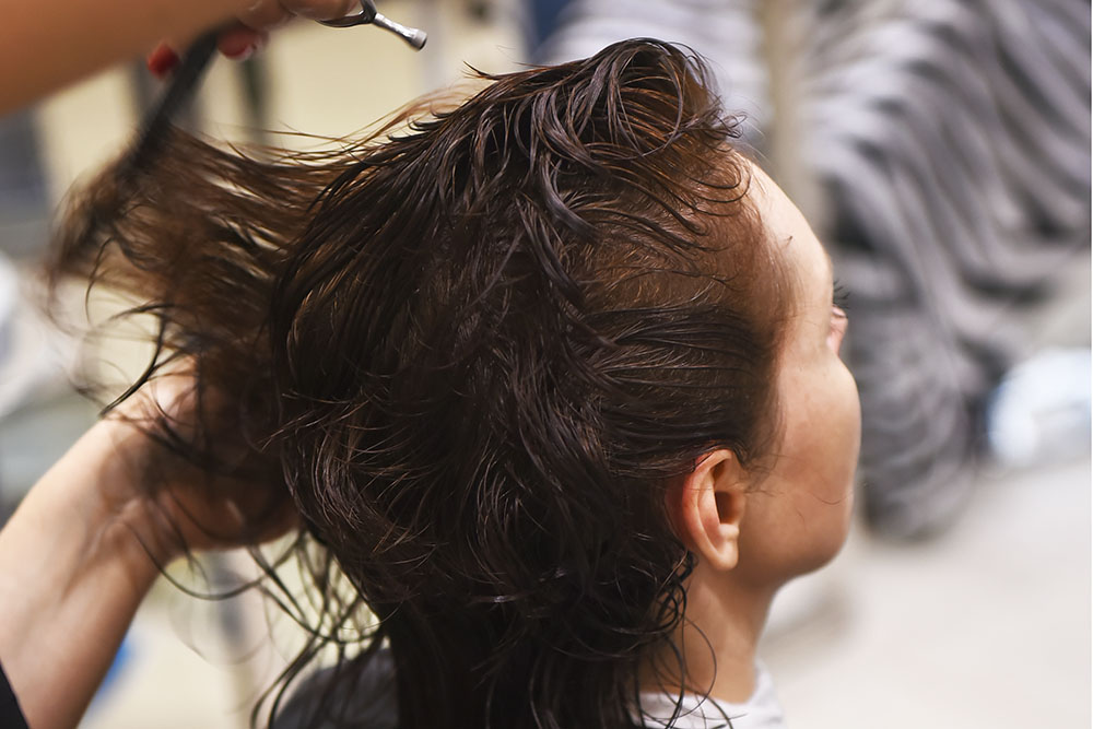 Врач рассказал, почему у переболевших COVID-19 выпадают волосы и как с этим бороться