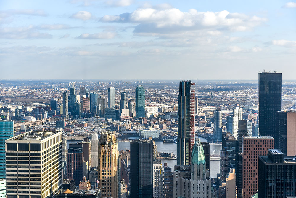 Магазины Нью-Йорка начали заколачивать витрины перед президентскими выборами