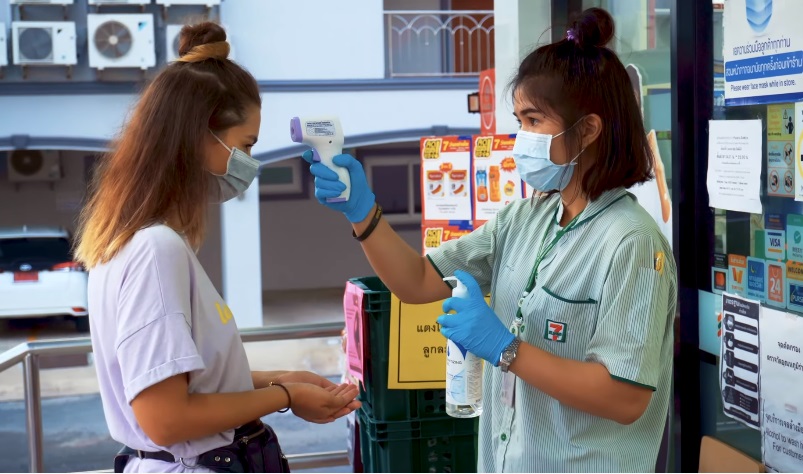 При входе в аптеки и магазины проверяют температуру и дезинфицируют руки 