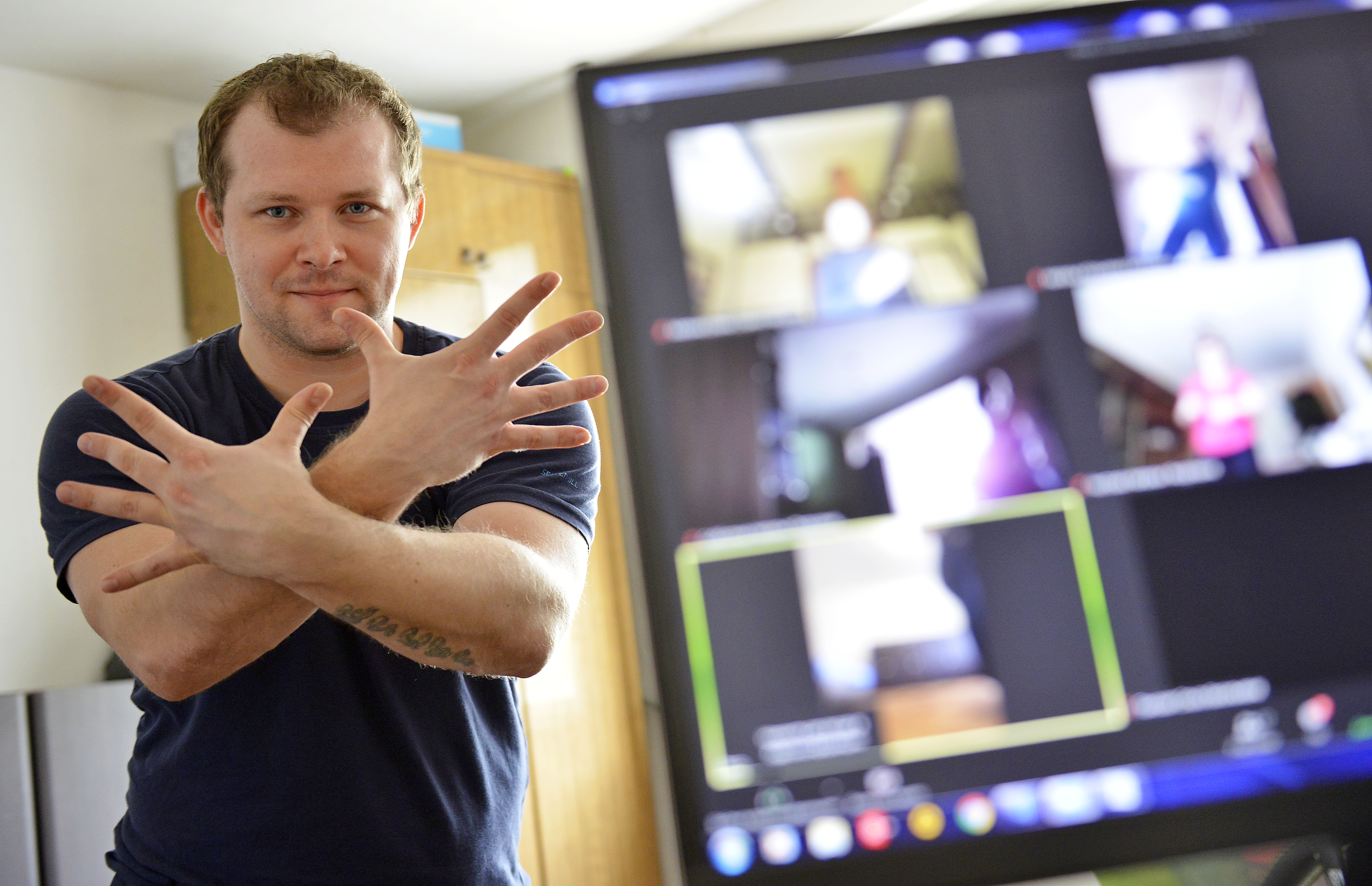 Педагог-хореограф клуба культуры и эстетики «Родничок» Тимофей Черопита ведет видеоурок танца для участников программы «Московское долголетие»