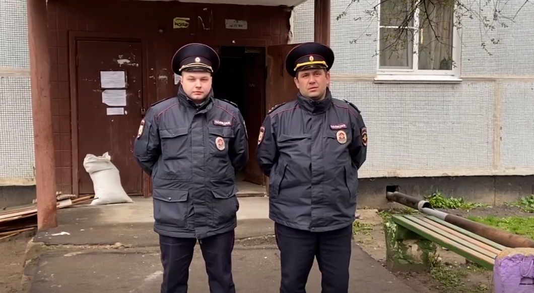 Подмосковные полицейские спасли 20 человек из горевшего дома