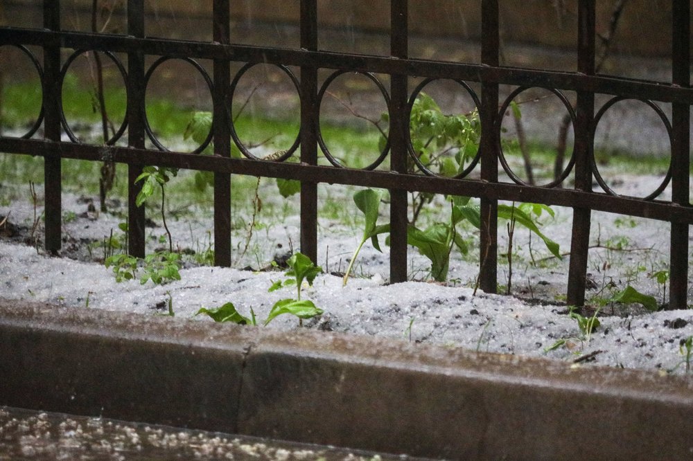 Москвичей предупредили о гололедице и снеге в выходные