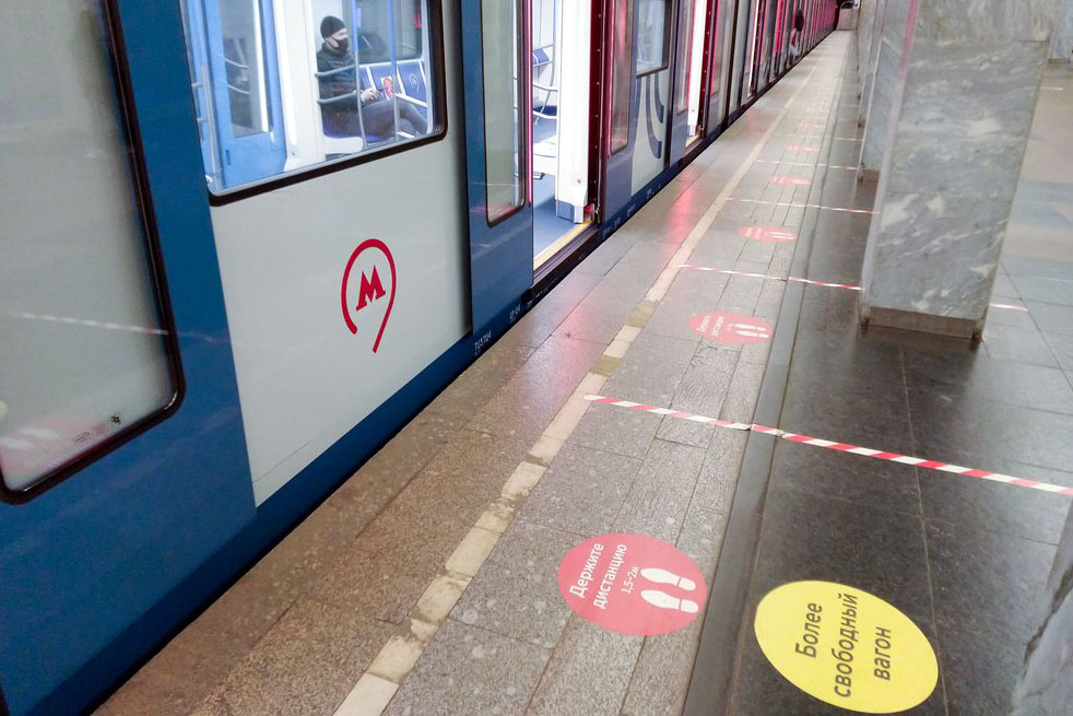 Стикеры с обозначением свободных вагонов появились еще на 25 станциях метро
